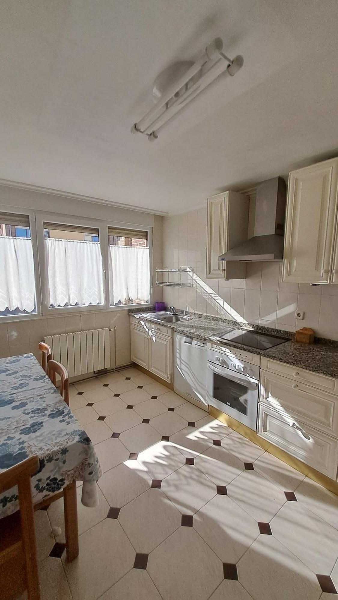 Casa Grande Con Jardin